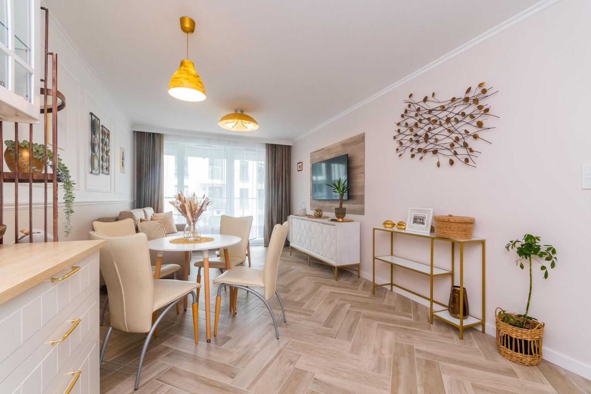 Golden Azzure By Grand Apartmán